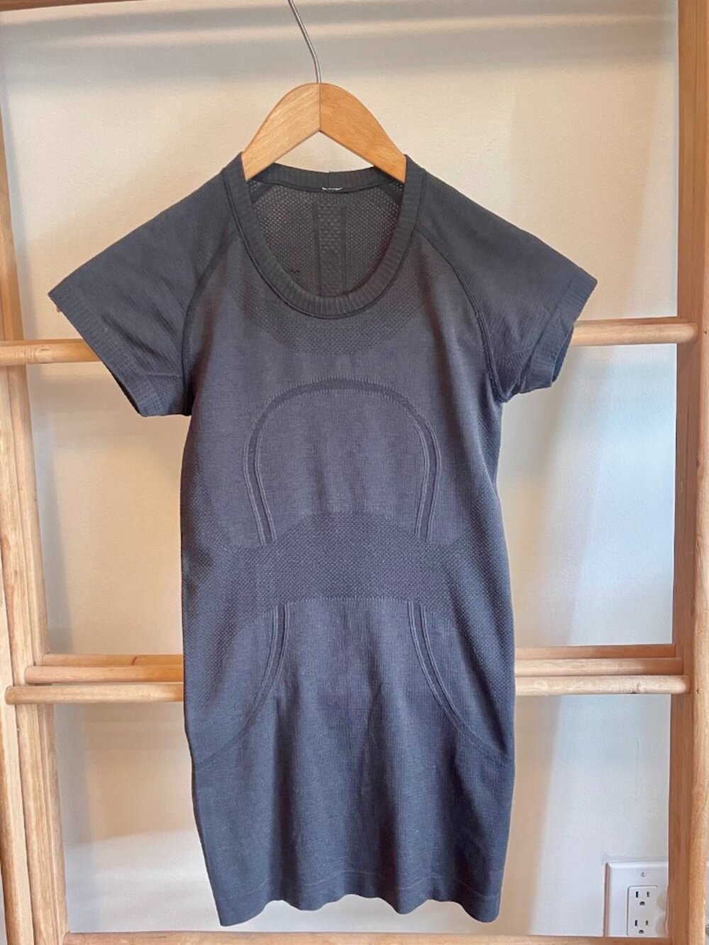 Lululemon Black Seamless Longline Short Sleeve Athletic Top XS - Picture 3 of 12